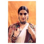 Sonam Kapoor Instagram - 👀Looking festive in my fave @anamikakhanna.in Beauty: @kaushikanu Jewellery: @apalabysumitofficial Styled by: @rheakapoor Assisted by: @navyachanana Photographed by: @nayantaraparikh