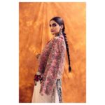 Sonam Kapoor Instagram - Outfit: @anamikakhanna.in Beauty: @kaushikanu Jewellery: @apalabysumitofficial Styled by: @rheakapoor Assisted by: @navyachanana Photographed by: @nayantaraparikh