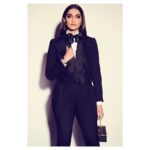 Sonam Kapoor Instagram – 🎩
For @IWCwatches A Gentleman’s Evening 
Suit @ralphlauren 
Earrings @risnjewels 
Rings @diamantinafinejewels 
Style @rheakapoor 
Team @vani2790 @manishamelwani @sanyakapoor 
Glam @tanvichemburkar 
Hair @bbhiral 
Photographs @thehouseofpixels