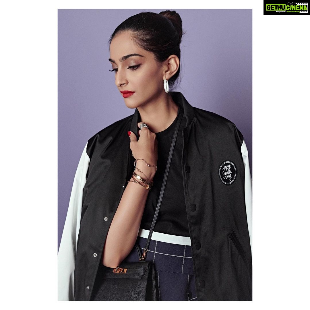 Sonam Kapoor Instagram - Hoop it up For NBA @nba @nbaindia Look - @31philliplim Bomber jacket - @vegnonveg Bag - @Hermes Earrings - @gehnajewellers1 and @mahesh_notandass Bracelets - @cartier and @darshanaasanjanaajewellers Shoes - @nike Styled by: @rheakapoor Team @manishamelwani @vani2790 @sanyakapoor @ria.kothari @malavikachauhan Beauty @tanvichemburkar Hair @alpakhimani Photography @thehouseofpixels