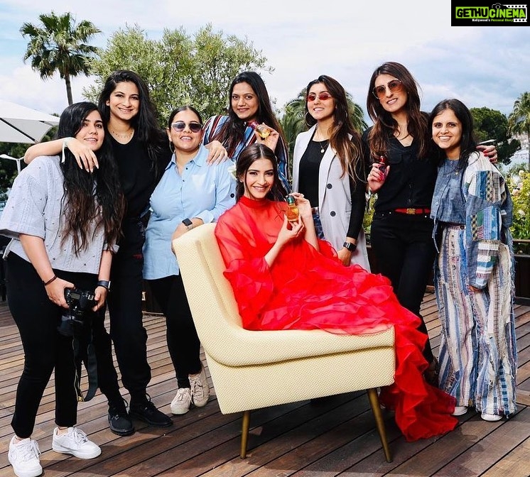 Sonam Kapoor Instagram - To my beautiful ladies, Arts and Hiroo. Your artistry is a legacy that’s one for the books. Thank you for your magic. Happy happy birthday, my loves. Have a fantastic day ahead! Love love love you girls ❤