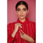 Sonam Kapoor Instagram – Zoya Solanki ♥️ Look @lovebirds.studio 
Earrings @amarisjewelsbyprernarajpal 
Rings @irasvajewellery 
Makeup @artinayar 
Hair @alpakhimani 
Style @rheakapoor 
Team @manishamelwani @vani2790 @sanyakapoor
Manager @neeha7
Photographs @thehouseofpixels