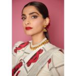 Sonam Kapoor Instagram - Lucky is my middle name #TheZoyaFactor Sari - @jebsispar Jewels - @amrapalijewels Style @rheakapoor Team @manishamelwani @vani2790 @sanyakapoor @malavikachauhan Beauty @artinayar Hair @alpakhimani Manager @neeha7 Photographs @thehouseofpixels