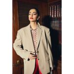 Sonam Kapoor Instagram – Oversized luck 🧥
For #TheZoyaFactor Promotions
Shirt,pant and hair scarf – @burberry
Jacket – @maisonmargiela
Earrings – @irasvajewellery 
Rings – @amrapalijewels @sapnamehtajewellery
Bag – @chanelofficial
Style @rheakapoor 
Team @manishamelwani @vani2790 @sanyakapoor 
Beauty @artinayar 
Hair @alpakhimani 
Manager @neeha7 
Photographs @thehouseofpixels