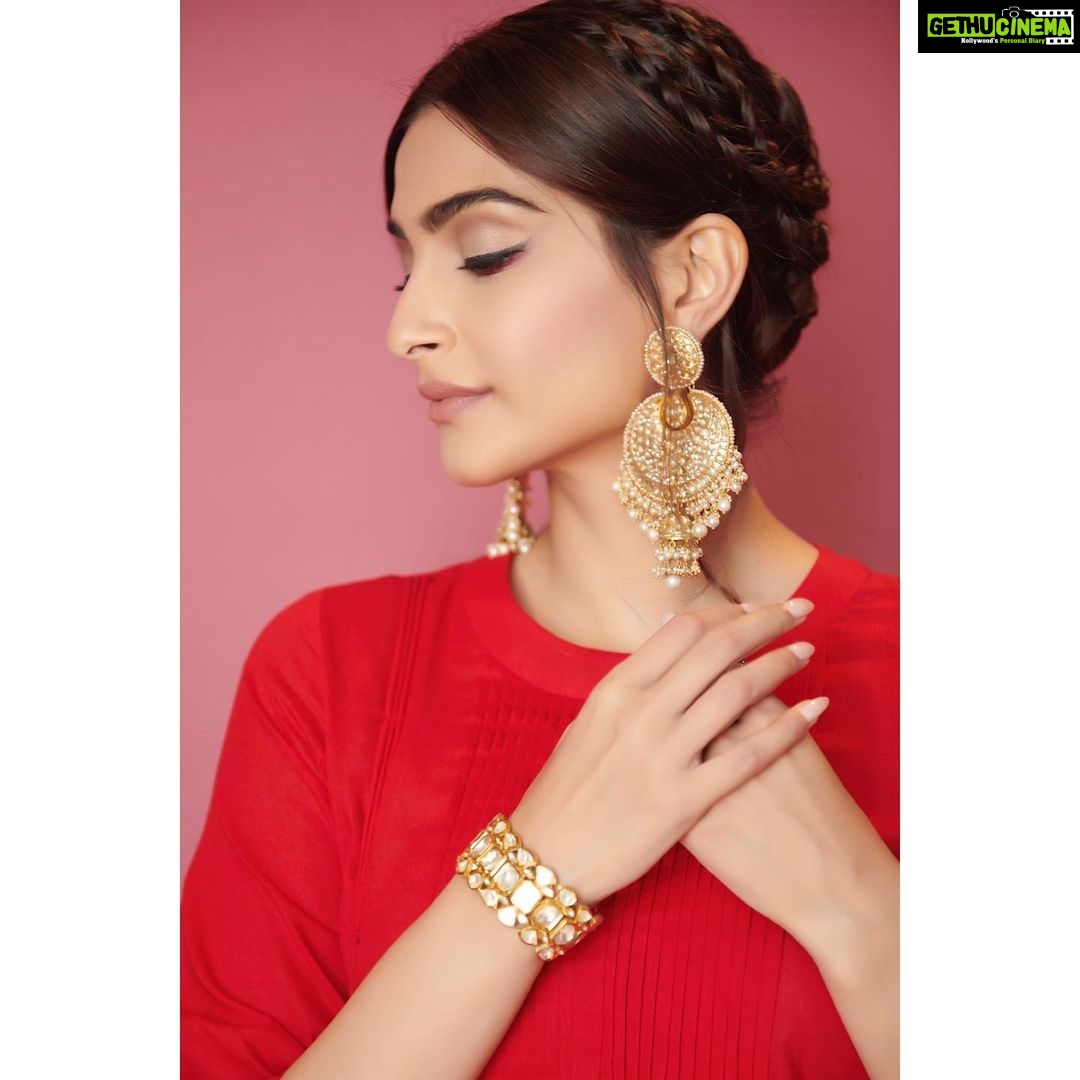 Sonam Kapoor Instagram - Lucky Blessings! ✨ For #TheZoyaFactorPromotions Outfit @gulabobyabusandeep Earrings @maheepkapoor for @satyanifinejewels Bracelet and ring: @kapoor.sunita Juttis: @pastelsandpop Beauty @artinayar Hair @alpakhimani Styled by: @rheakapoor Team @vani2790 @manishamelwani @sanyakapoor @malavikachauhan Photographs @thehouseofpixels