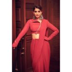 Sonam Kapoor Instagram – 6 days to go ⏳
For #TheZoyaFactor Promotions

Sari @rishtabyarjunsaluja
Jewlery @apalabysumitofficial
Style @rheakapoor 
Team @manishamelwani @vani2790 @sanyakapoor @navyachanana
Beauty @artinayar 
Hair @alpakhimani 
Manager @neeha7 
Photographs @thehouseofpixels