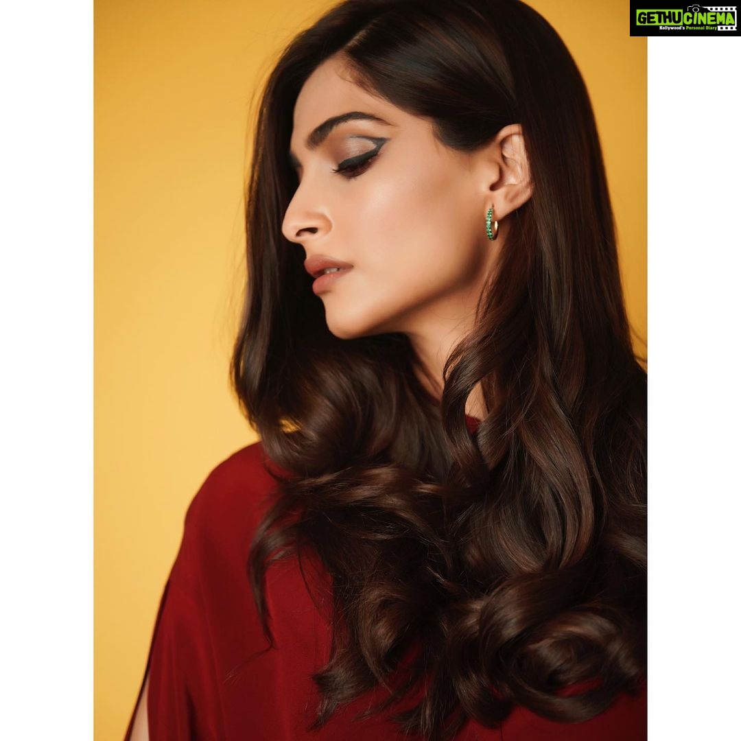 Sonam Kapoor Instagram - 💋 For #TheZoyaFactor Promotions Outfit @petarpetrovofficial Bag @manu_atelier Earrings - @adihandmade Rings - @irasvajewellery Bracelets - @anmoljewellers @mahesh_notandass Beauty @artinayar Hair @alpakhimani Style @rheakapoor Team @vani2790 @manishamelwani @sanyakapoor @malavikachauhan Photographs @thehouseofpixels
