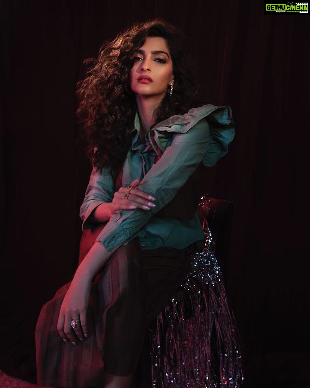 Sonam Kapoor Instagram - Wonderfully Chaotic. Editor: Nandini Bhalla (@nandinibhalla) Styling: Zunaili Malik (@zunailimalik) Hair: Hiral Bhatia (@bbhiral) Makeup: Mehak Oberoi (@mehakoberoi) at @eficientemanagement Photographer: Ishaan Nair (@ishaannair7) at @inega.in Production: Imran Khatri Productions (@ikp.insta) Interview: Sreeparna Mazumder (@sreeparna.mazumder)