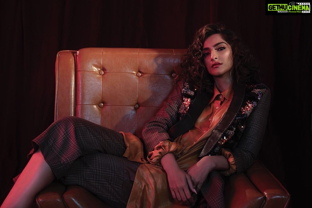 Sonam Kapoor Instagram - The eye should learn to listen before it looks. Editor: Nandini Bhalla (@nandinibhalla) Styling: Zunaili Malik (@zunailimalik) Hair: Hiral Bhatia (@bbhiral) Makeup: Mehak Oberoi (@mehakoberoi) @eficientemanagement Photographer: Ishaan Nair (@ishaannair7) @inega.in Production: Imran Khatri Productions (@ikp.insta) Interview: Sreeparna Mazumder (@sreeparna.mazumder)
