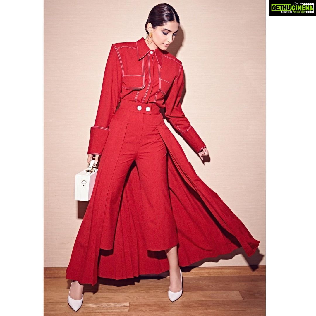 Sonam Kapoor Instagram - Dress to impress 🧰 For Zoya Factor Promotions Outfit @notebook.official Bag @bagsbyanqi Style @rheakapoor Team @manishamelwani @vani2790 @sanyakapoor @navyachanana Beauty @artinayar Hair @alpakhimani Manager @neeha7 Photographs @thehouseofpixels