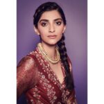 Sonam Kapoor Instagram - ❣ For Zoya Factor Promotions Outfit @sue.mue Necklace @kapoor.sunita Rings and Bag @amrapalijewels Style @rheakapoor Team @manishamelwani @vani2790 @sanyakapoor @ria.kothari Beauty @artinayar Hair @alpakhimani Manger @neeha7 Photographs @thehouseofpixels