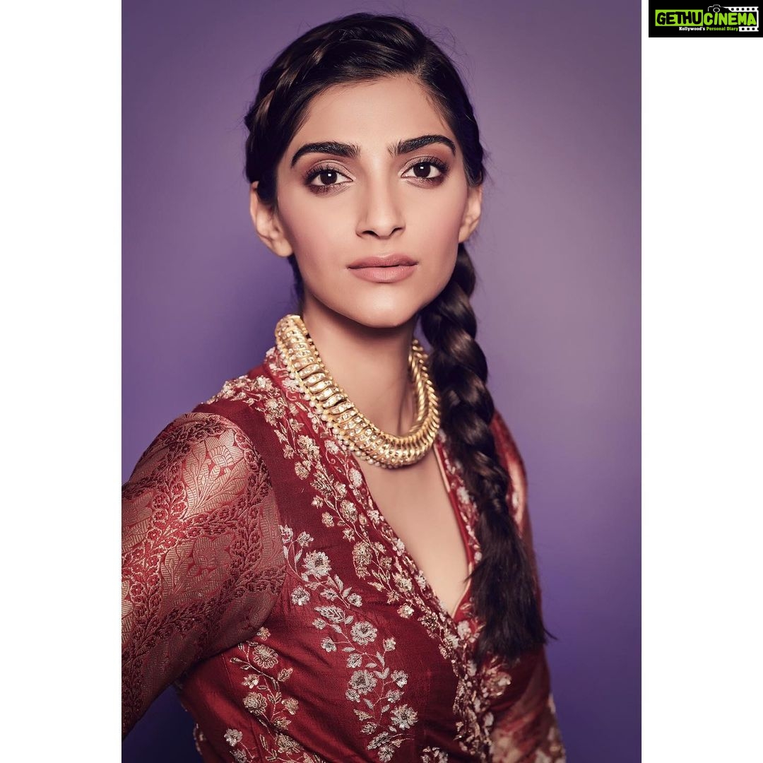 Sonam Kapoor Instagram - ❣ For Zoya Factor Promotions Outfit @sue.mue Necklace @kapoor.sunita Rings and Bag @amrapalijewels Style @rheakapoor Team @manishamelwani @vani2790 @sanyakapoor @ria.kothari Beauty @artinayar Hair @alpakhimani Manger @neeha7 Photographs @thehouseofpixels