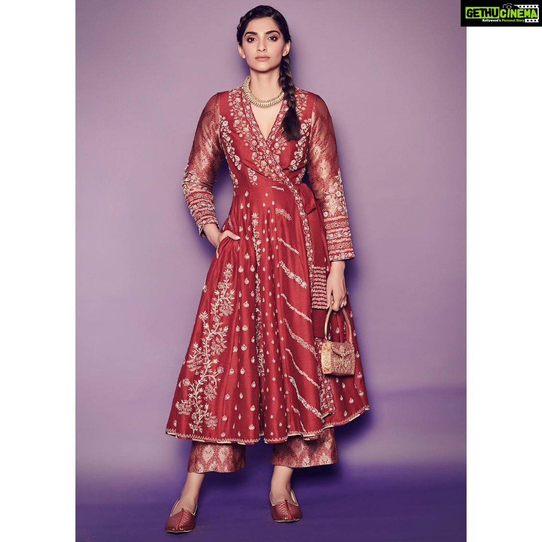 Sonam Kapoor Instagram - लाल पटाका💥 For Zoya Factor Promotions Outfit @sue.mue Necklace @kapoor.sunita Rings and Bag @amrapalijewels Style @rheakapoor Team @manishamelwani @vani2790 @sanyakapoor @ria.kothari Beauty @artinayar Hair @alpakhimani Manger @neeha7 Photographs @thehouseofpixels