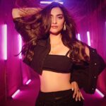 Sonam Kapoor Instagram - Get ready with your headphones, ’cause this new song is sure to be on your playlist! Pepsi Ki Kasam song out today! @dqsalmaan #AbhishekSharma @pooja__shetty @aartishetty @foxstarhindi @ad_labsfilms @angadbedi @sanjaykapoor2500 @sikandarkher @zeemusiccompany