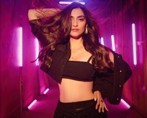 Sonam Kapoor Instagram - Get ready with your headphones, ’cause this new song is sure to be on your playlist! Pepsi Ki Kasam song out today! @dqsalmaan #AbhishekSharma @pooja__shetty @aartishetty @foxstarhindi @ad_labsfilms @angadbedi @sanjaykapoor2500 @sikandarkher @zeemusiccompany