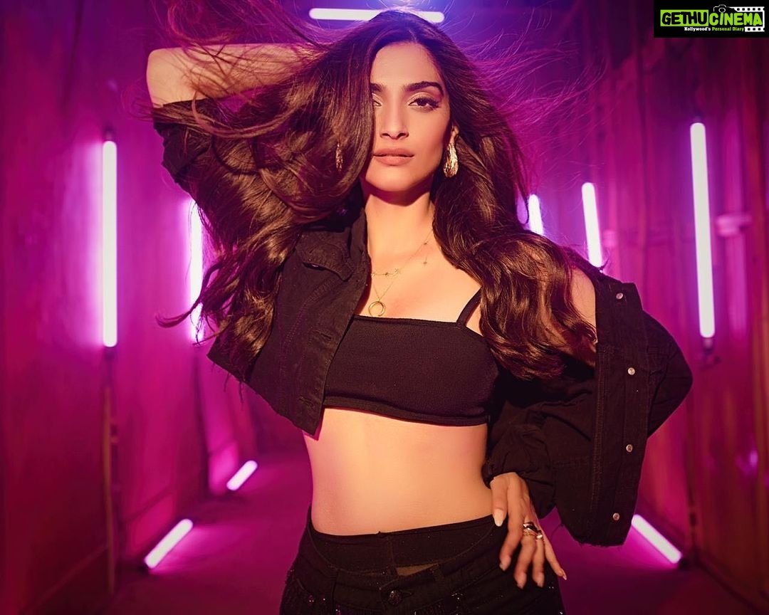 Sonam Kapoor Instagram - Get ready with your headphones, ’cause this new song is sure to be on your playlist! Pepsi Ki Kasam song out today! @dqsalmaan #AbhishekSharma @pooja__shetty @aartishetty @foxstarhindi @ad_labsfilms @angadbedi @sanjaykapoor2500 @sikandarkher @zeemusiccompany