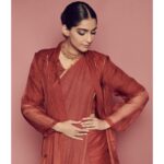 Sonam Kapoor Instagram - For #TheZoyaFactor Promotions Sari @anavila_m Jewellery @amrapalijewels Style @rheakapoor Team @manishamelwani @vani2790 @sanyakapoor Beauty @artinayar Hair @alpakhimani Manager @neeha7 Photographs @thehouseofpixels