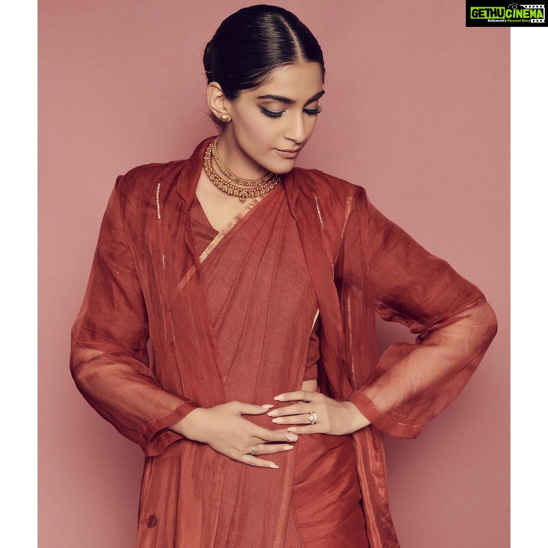 Sonam Kapoor Instagram - For #TheZoyaFactor Promotions Sari @anavila_m Jewellery @amrapalijewels Style @rheakapoor Team @manishamelwani @vani2790 @sanyakapoor Beauty @artinayar Hair @alpakhimani Manager @neeha7 Photographs @thehouseofpixels