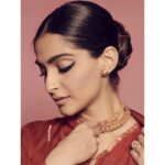 Sonam Kapoor Instagram - You just red my mind! For #TheZoyaFactor Promotions Sari @anavila_m Jewellery @amrapalijewels Style @rheakapoor Team @manishamelwani @vani2790 @sanyakapoor Beauty @artinayar Hair @alpakhimani Manager @neeha7 Photographs @thehouseof_pixels