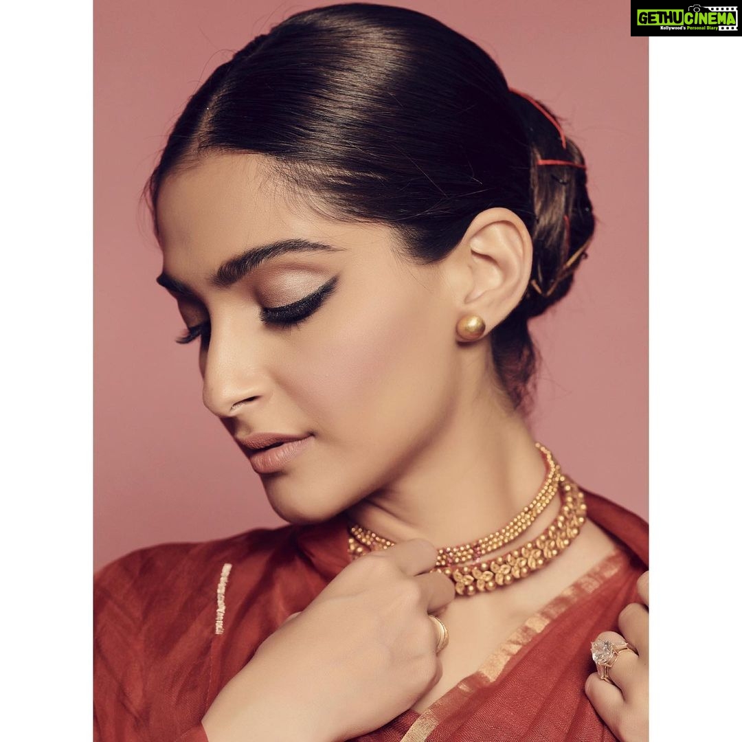 Sonam Kapoor Instagram - You just red my mind! For #TheZoyaFactor Promotions Sari @anavila_m Jewellery @amrapalijewels Style @rheakapoor Team @manishamelwani @vani2790 @sanyakapoor Beauty @artinayar Hair @alpakhimani Manager @neeha7 Photographs @thehouseof_pixels
