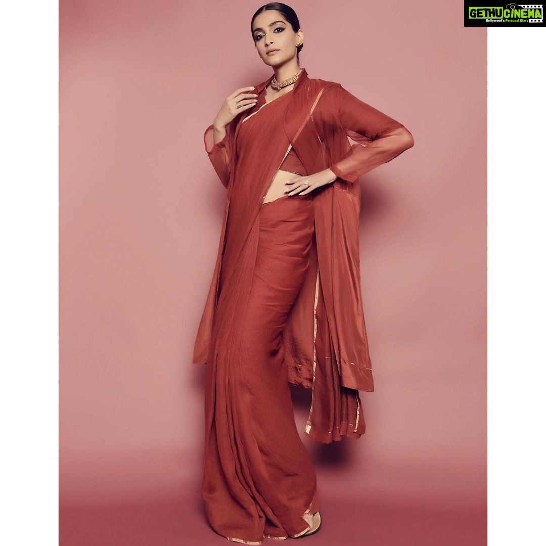 Sonam Kapoor Instagram - Sari का Luck Factor! 💯 For #TheZoyaFactor Promotions Sari @anavila_m Jewellery @amrapalijewels Style @rheakapoor Team @manishamelwani @vani2790 @sanyakapoor Beauty @artinayar Hair @alpakhimani Manager @neeha7 Photographs @thehouseofpixels