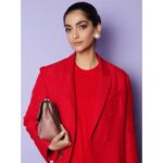 Sonam Kapoor Instagram - 🖍 Suit set @maisonvalentino Shoes & bag @maisonvalentino Style @rheakapoor Team @manishamelwani @vani2790 @sanyakapoor Beauty @artinayar Hair @alpakhimani Manger @neeha7 Photographs @thehouseofpixels