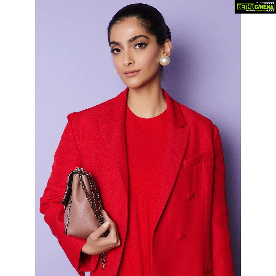 Sonam Kapoor Instagram - π Suit set @maisonvalentino Shoes & bag @maisonvalentino Style @rheakapoor Team @manishamelwani @vani2790 @sanyakapoor Beauty @artinayar Hair @alpakhimani Manger @neeha7 Photographs @thehouseofpixels