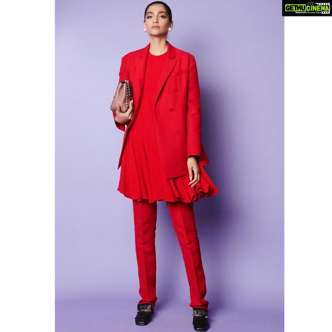 Sonam Kapoor Instagram - रेड सूट शूट Suit set @maisonvalentino Shoes & bag @maisonvalentino Style @rheakapoor Team @manishamelwani @vani2790 @sanyakapoor Beauty @artinayar Hair @alpakhimani Manger @neeha7 Photographs @thehouseofpixels