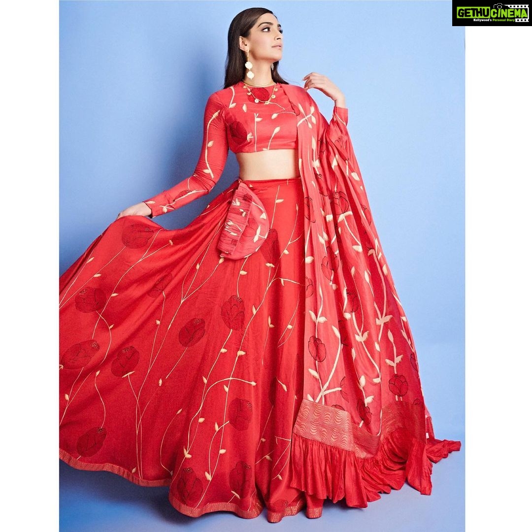 Sonam Kapoor Instagram - 💃🏻 For #TheZoyaFactor promotions Outfit and bag @_vedikam Jewels @the.olio.stories @clovethestore Beauty @artinayar Hair @alpakhimani Styled by @rheakapoor Assisted by @manishamelwani @vani2790 @sanyakapoor @ria.kothari Managed by @neeha7 Shot by @thehouseofpixels