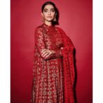 Sonam Kapoor Instagram - Desi गर्ल ❤️ For the #TheZoyaFactor Outfit @houseofmasaba Earrings @amrapalijewels Rings @amrapalijewels & @gehnajewellers1 Beauty @artinayar Hair @alpakhimani Styled by @rheakapoor Assisted by @manishamelwani @sanyakapoor @vani2790 @ria.kothari @malavikachauhan Manager @neeha7 Photographs @thehouseofpixels