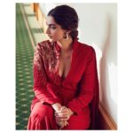 Sonam Kapoor Instagram - 🌹 Outfit & Bag @raghavendra.rathore Shoes @alexandermcqueen Jewellery @lalchnd.bbsr Beauty @artinayar Hair @bbhiral Styled by @rheakapoor Assisted by @manishamelwani @sanyakapoor @vani2790 @malavikachauhan Photographs @thehouseofpixels Managed by @neeha7