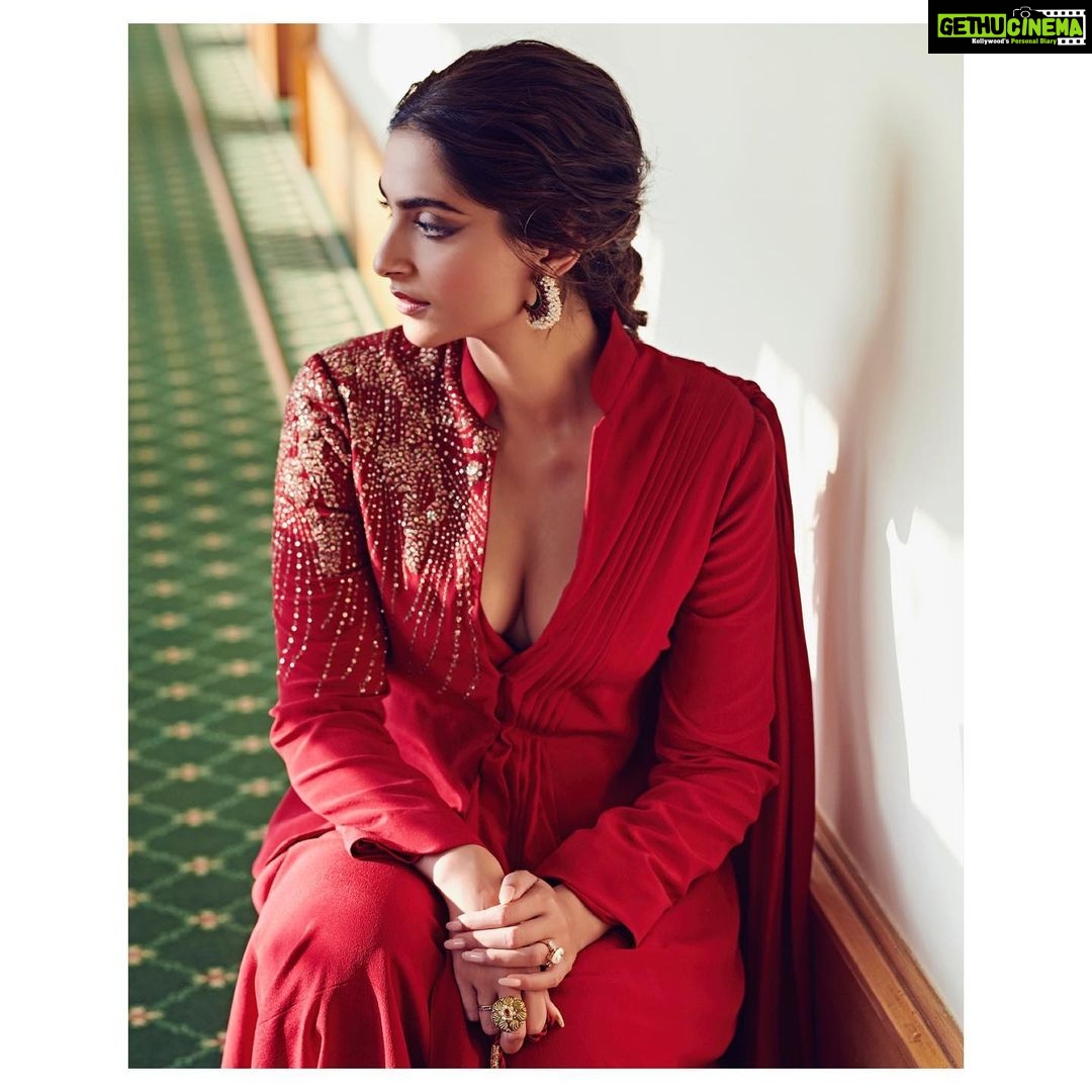 Sonam Kapoor Instagram - 🌹 Outfit & Bag @raghavendra.rathore Shoes @alexandermcqueen Jewellery @lalchnd.bbsr Beauty @artinayar Hair @bbhiral Styled by @rheakapoor Assisted by @manishamelwani @sanyakapoor @vani2790 @malavikachauhan Photographs @thehouseofpixels Managed by @neeha7
