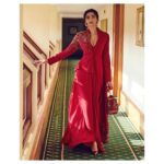 Sonam Kapoor Instagram - 💯% Luck! #TheZoyaFactor Outfit & Bag @raghavendra.rathore Shoes @alexandermcqueen Jewellery @lalchnd.bbsr Beauty @artinayar Hair @bbhiral Styled by @rheakapoor Assisted by @manishamelwani @sanyakapoor @vani2790 @malavikachauhan Photographs @thehouseofpixels Managed by @neeha7