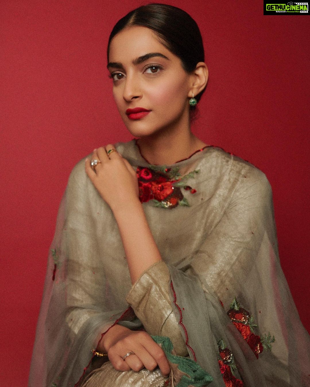 Sonam Kapoor Instagram - 🕉 🙏 Suit & potli @goodearthindia Earrings, bracelets & ring @amrapalijewels Juttis @bhumikagrover Beauty @artinayar Hair @alpakhimani Styled by @rheakapoor Assisted by @manishamelwani @sanyakapoor @vani2790 @malavikachauhan Photographs @thehouseofpixels Managed by @neeha7