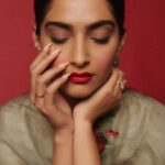 Sonam Kapoor Instagram - लकी स्टार्ज़ ⭐️ Suit & potli @goodearthindia Earrings, bracelets & ring @amrapalijewels Juttis @bhumikagrover Beauty @artinayar Hair @alpakhimani Styled by @rheakapoor Assisted by @manishamelwani @sanyakapoor @vani2790 @malavikachauhan Photographs @thehouseofpixels Managed by @neeha7