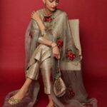 Sonam Kapoor Instagram - 🌺 Power Suit & Potli @goodearthindia Earrings, bracelets & ring @amrapalijewels Juttis @bhumikagrover Beauty @artinayar Hair @alpakhimani Styled by @rheakapoor Assisted by @manishamelwani @sanyakapoor @vani2790 @malavikachauhan Photographs @thehouseofpixels Managed by @neeha7