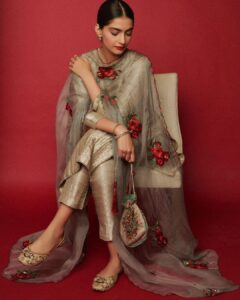 Sonam Kapoor Instagram - 🌺 Power Suit & Potli @goodearthindia Earrings, bracelets & ring @amrapalijewels Juttis @bhumikagrover Beauty @artinayar Hair @alpakhimani Styled by @rheakapoor Assisted by @manishamelwani @sanyakapoor @vani2790 @malavikachauhan Photographs @thehouseofpixels Managed by @neeha7