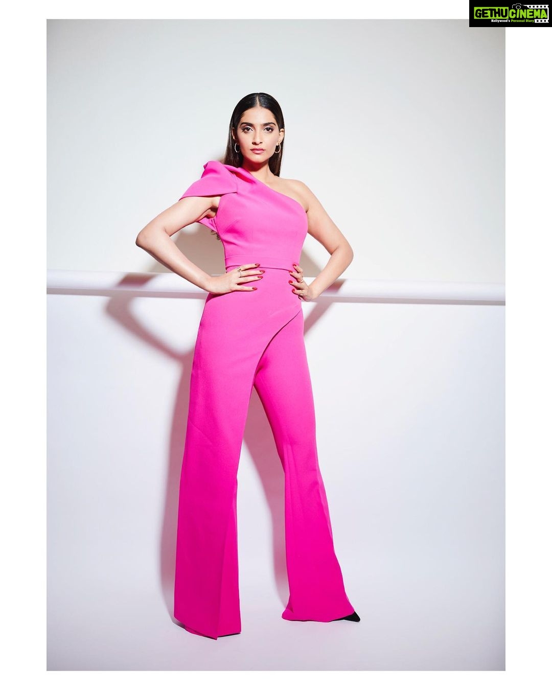 Sonam Kapoor Instagram - Life is always better in pink!π Outfit @safiyaa_official Earrings @anmoljewellers Rings @anmoljewellers & @hcraftjewellery Shoes @manoloblahnikhq Makeup @artinayar Hair @bbhiral Styled by @rheakapoor Assisted @sanyakapoor Shot by @thehouseofpixels