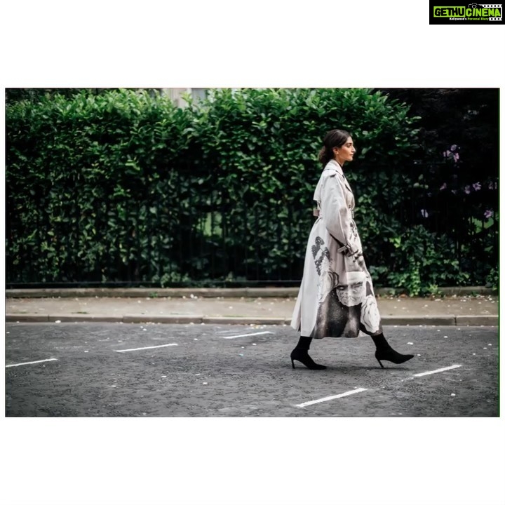 Sonam Kapoor Instagram - Walking towards the inspiring #jamavarwomensclub @jamavarlondon with the brilliant @samyuktanair ! Outfit: @maisonvalentino Jewelery: @messikajewelry Shoes: @stuartweitzman Shot by: @moeez Styled by: @rheakapoor Assisted by: @manishamelwani @ria.kothari Video: @moeez Hair: @michaelgrayhair. Makeup: @official_maria_asadi Notting Hill