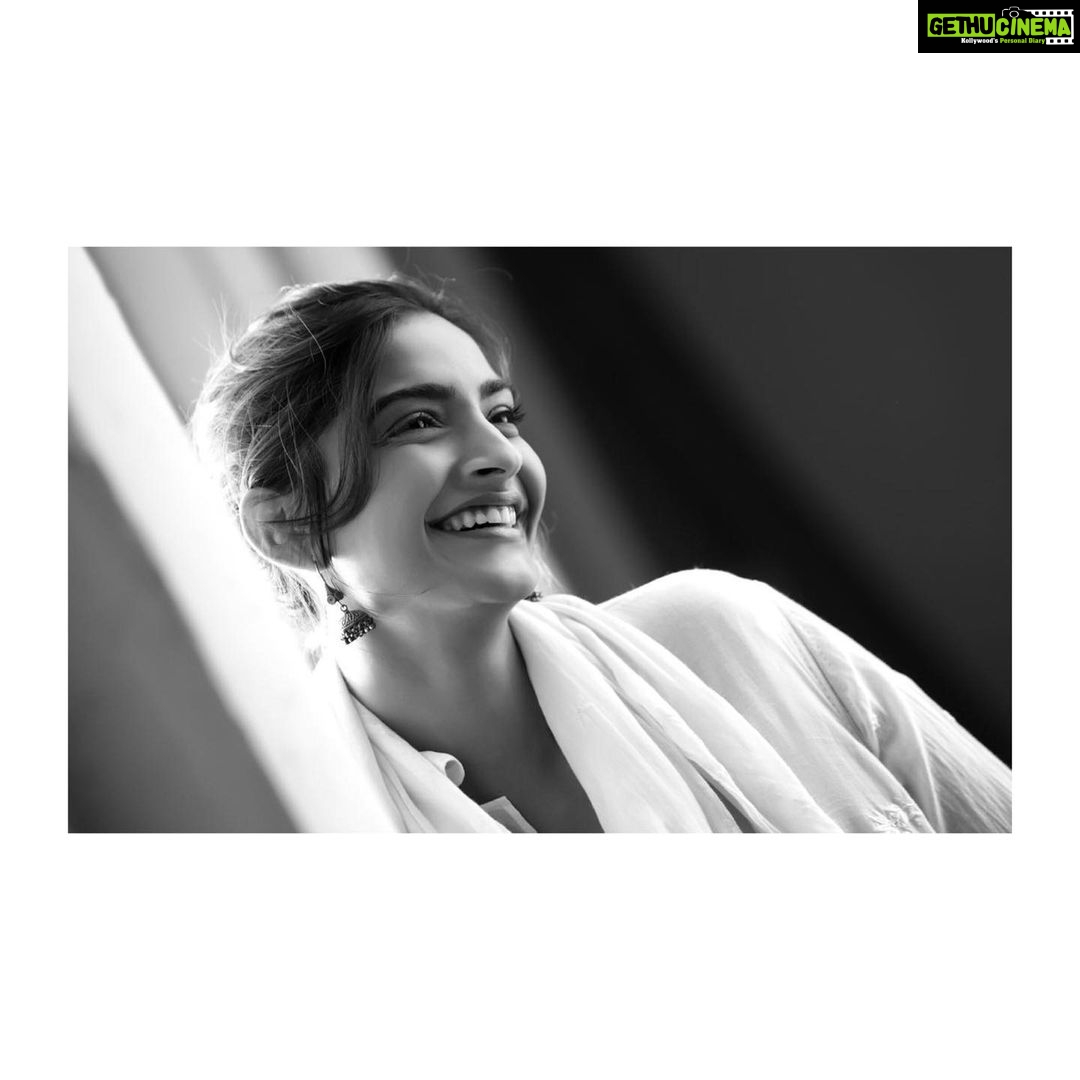 Sonam Kapoor Instagram - This is one for the books! Creating a movie around social issues always has its challenges. It’s truly humbling to have received the acceptance of our country and the National Film Award committee, this is the only gratification one can ask for. Thank you to everyone who was a part of this amazing journey, each and everyone one of you was an integral part of this labour of love. #PadMan #NationalFilmAward