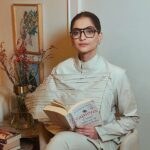 Sonam Kapoor Instagram - However long or small the read, however different the story may be; between every page, happiness exists! This is how I frame happiness with my brand new #vivoX60Series #FrameHappiness x @vivo_india #PhotographyRedefined #AD