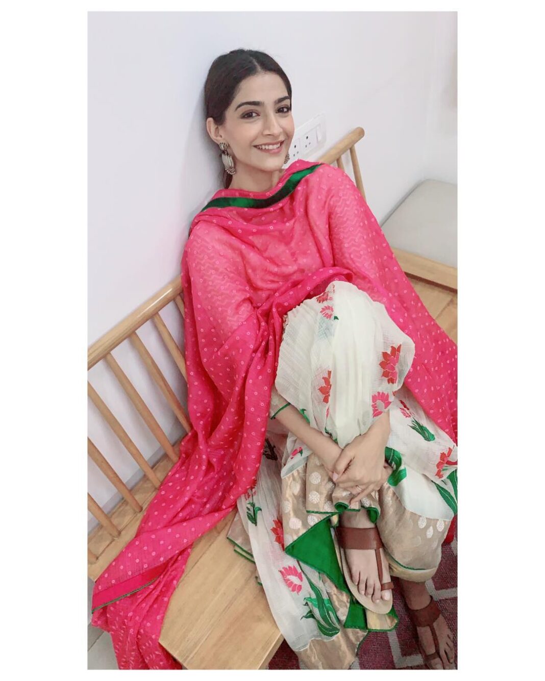 Sonam Kapoor Instagram - @priya27ahuja thank you for always buying me the most beautiful gifts... new outfit for eid! Love you mom!