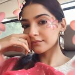 Sonam Kapoor Instagram - Eid Mubarak to my sisters and brothers.. ढेर सारा प्यार. चाँद सबसे ख़ूबसूरत हैं Delhi