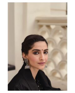 Sonam Kapoor Instagram - Nothing can beat an Indian spirit or design. @sabyasachiofficial @artinayar @bbhiral @thehouseofpixels London, United Kingdom