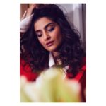 Sonam Kapoor Instagram – 💃🏻
#LondonLove

Outfit: @emiliawickstead 
Boots: @stuartweitzman 
Bag: @gucci
Hair: @bbhiral 
Makeup: @artinayar
📷: @thehouseofpixels