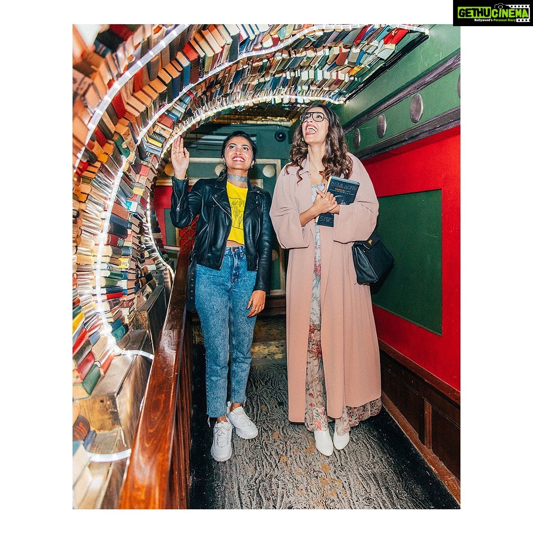 Sonam Kapoor Instagram - Oh, look 👀 No big deal, Just @vidyavox and I geeking out over books in one of our favourite spots in @discoverLA: The Last Bookstore (@thelastbookstorela) 😍📚 Tap link in bio to see what else we did in LA! #discoverLA #bookstore #LA