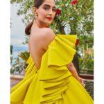Sonam Kapoor Instagram - I had the incredible honour of Launching the incredible collection Garden Of Kings from @chopard . It promotes sustainable luxury and is made of precious materials from nature. What a moving story behind everyone of the #chopardparfums from this collection. ☀️ custom @ashistudio
