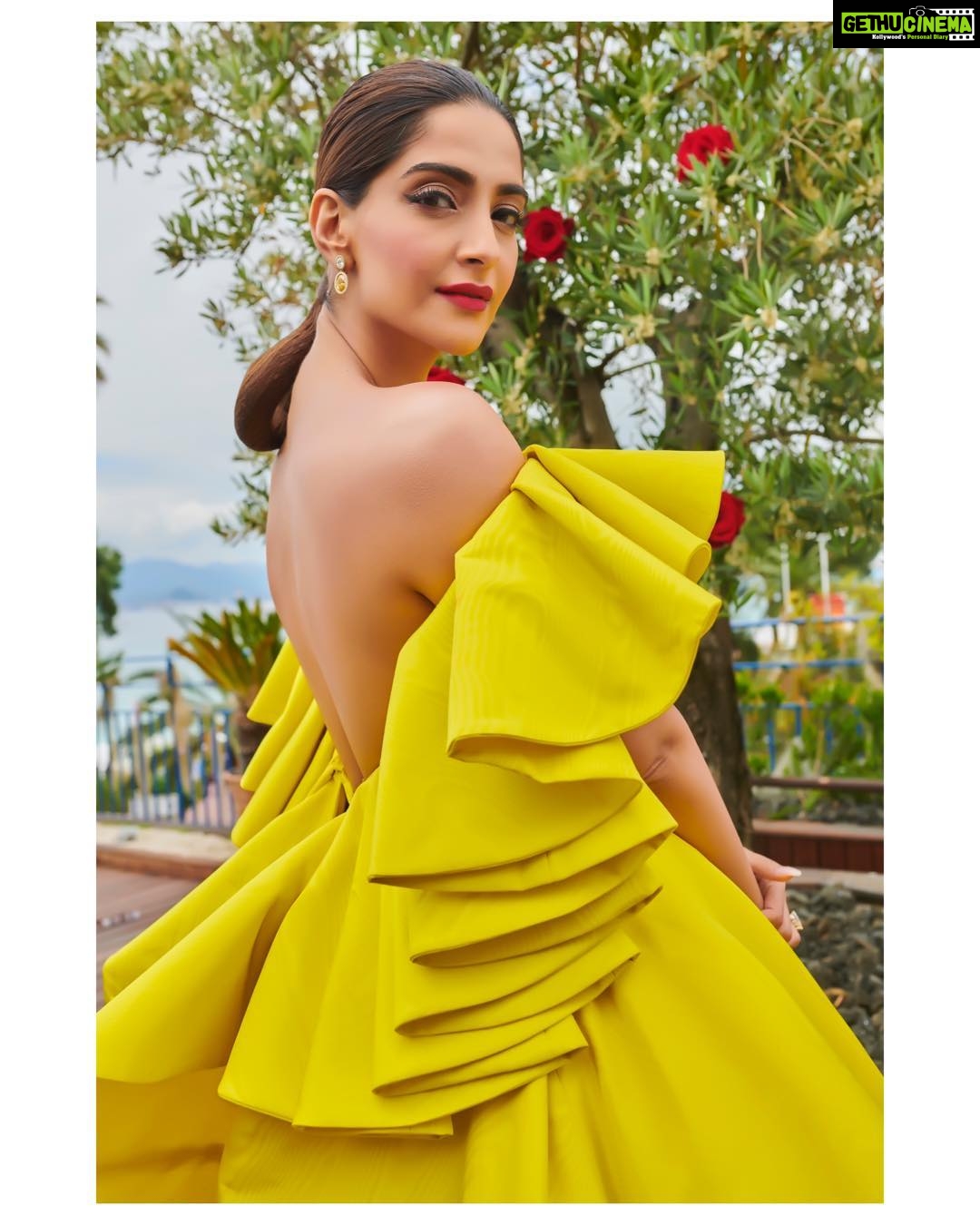Sonam Kapoor Instagram - I had the incredible honour of Launching the incredible collection Garden Of Kings from @chopard . It promotes sustainable luxury and is made of precious materials from nature. What a moving story behind everyone of the #chopardparfums from this collection. ☀️ custom @ashistudio