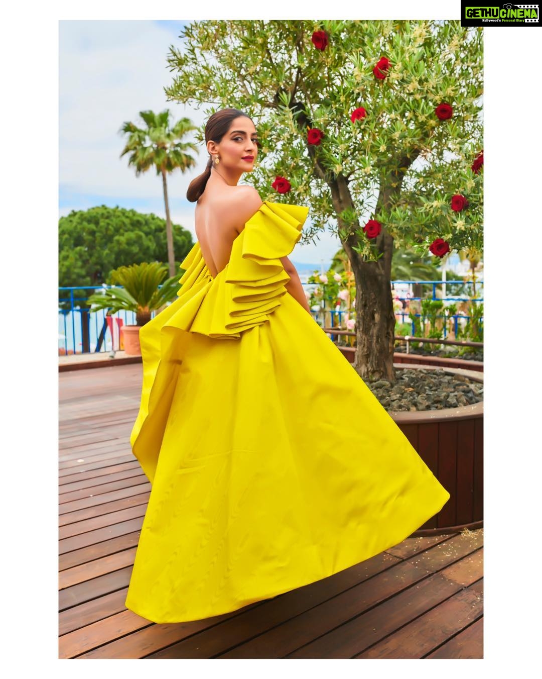 Sonam Kapoor Instagram - I had the incredible honour of Launching the incredible collection Garden Of Kings from @chopard . It promotes sustainable luxury and is made of precious materials from nature. What a moving story behind everyone of the #chopardparfums from this collection. ☀️ custom @ashistudio