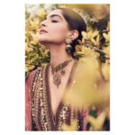 Sonam Kapoor Instagram – I can feel the ☀️ @sabyasachiofficial 💎 @kapoor.sunita  STYLE @rheakapoor @spacemuffin27 💄  @artinayar 💇‍♀️ @alpakhimani 📸 @thehouseofpixels